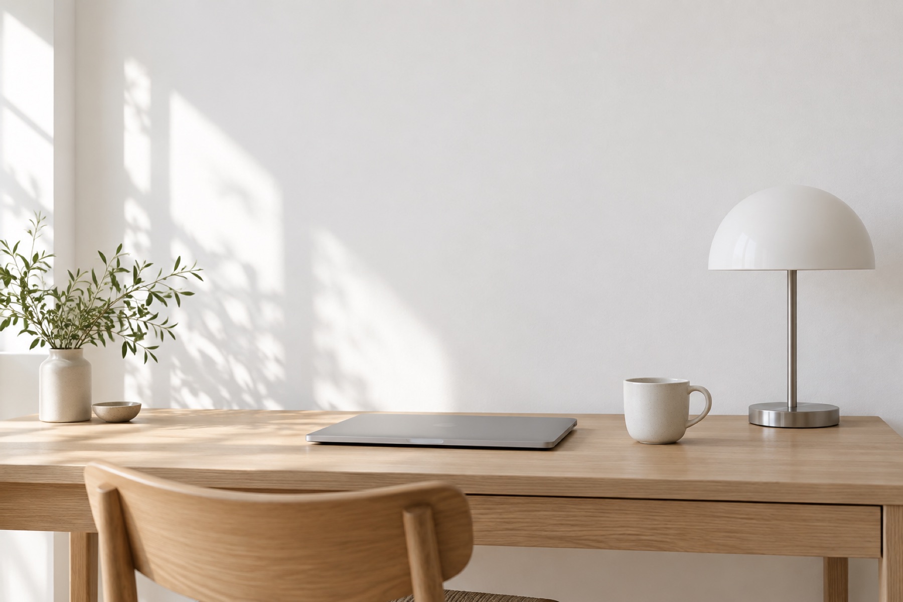 Ljust skrivbord i ek med laptop, kaffekopp och Lume One i dagsljus